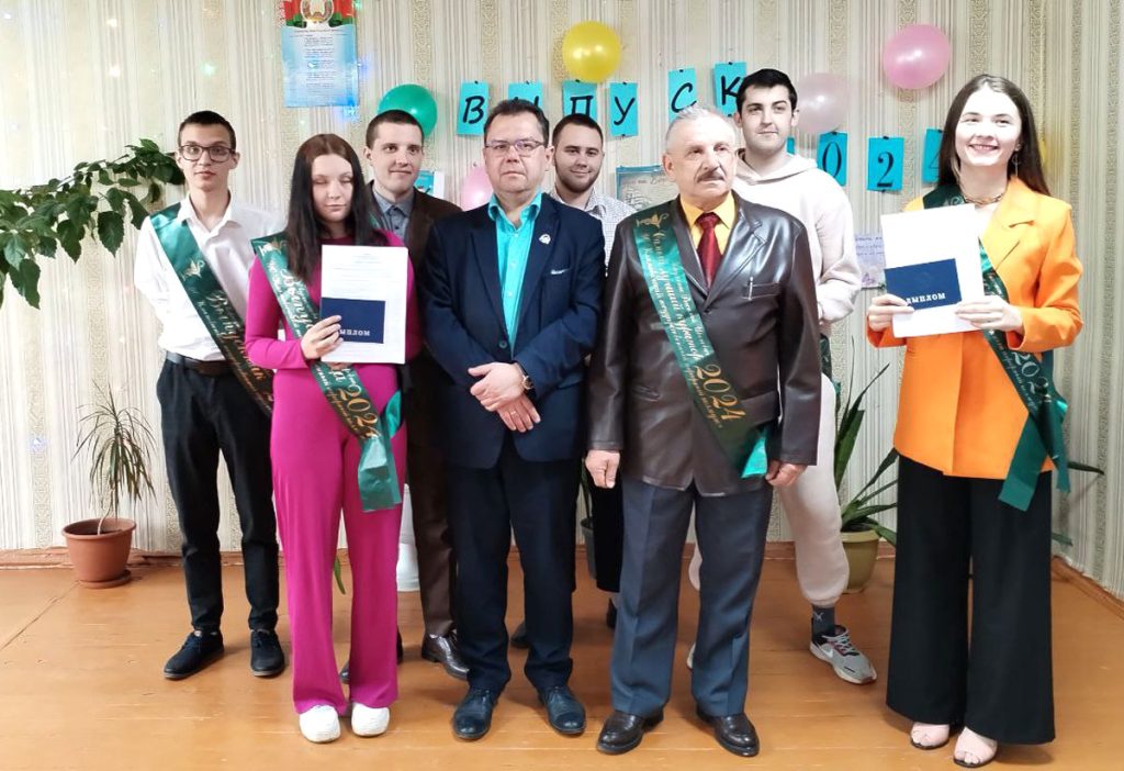 Двадцать шесть выпускников Климовичского аграрного колледжа получили дипломы об окончании учреждения образования