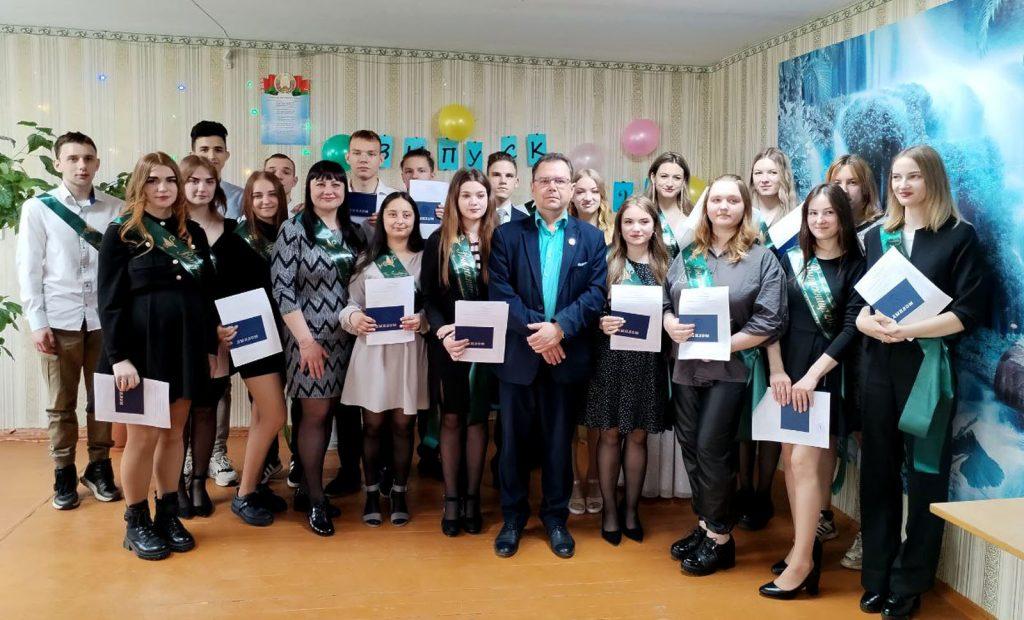 Двадцать шесть выпускников Климовичского аграрного колледжа получили дипломы об окончании учреждения образования