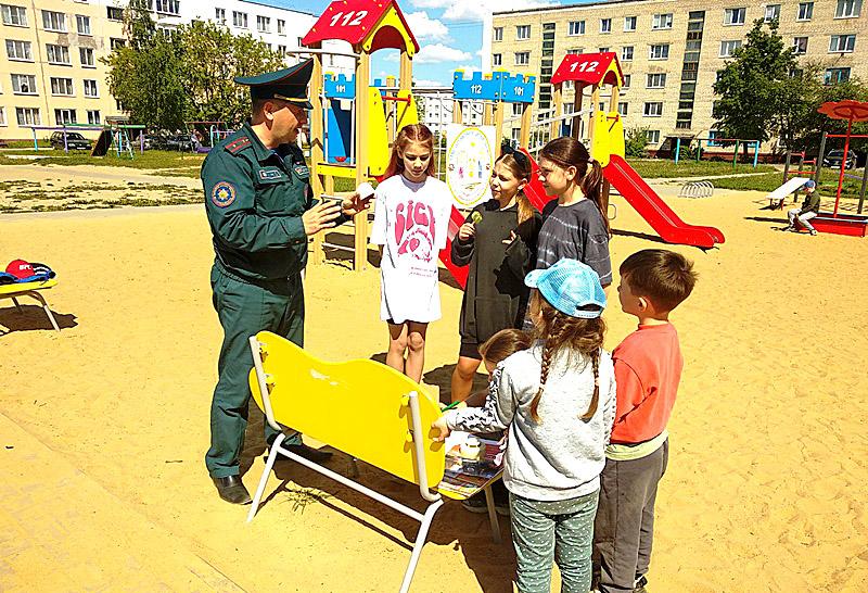 Спасатели провели обучающее мероприятие на детской площадке в Климовичах