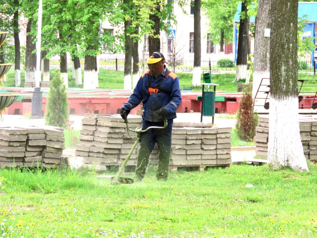 ФОТОФАКТ: Работники УКП «Коммунальник» в Климовичах приводят в порядок общественные территории