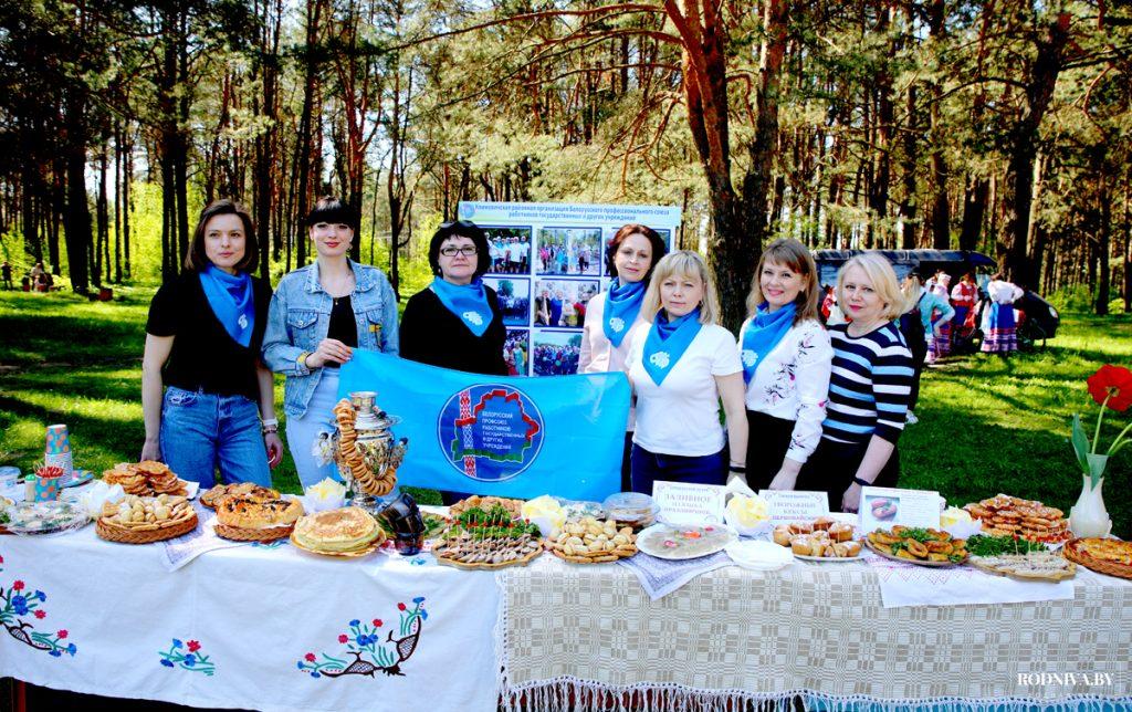 В городской роще в Климовичах проходит профсоюзная маёвка