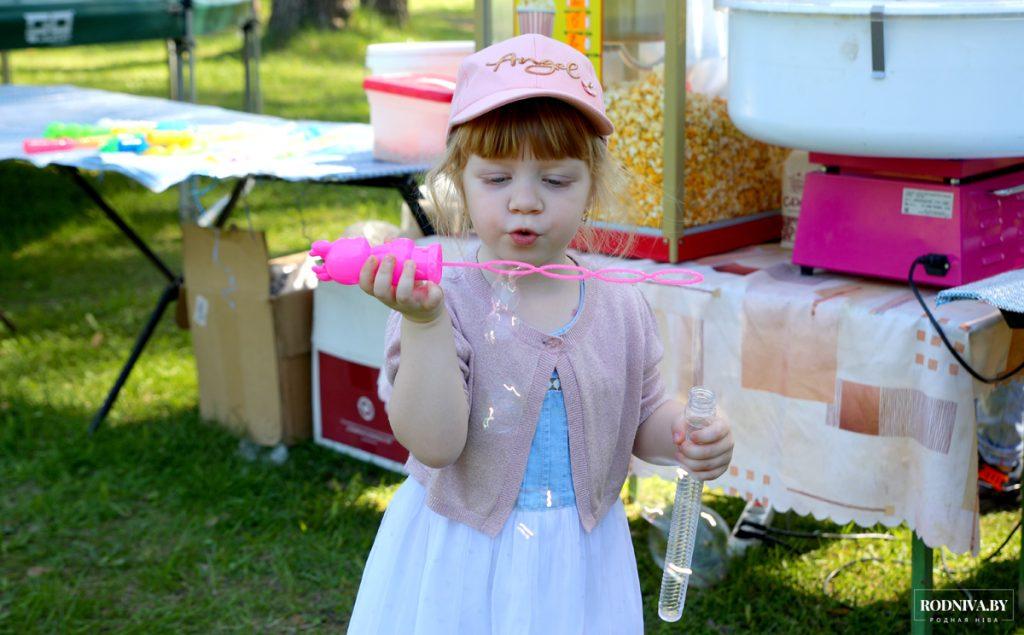 В городской роще в Климовичах проходит профсоюзная маёвка