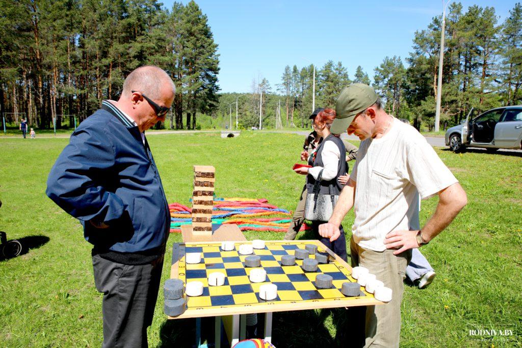 В городской роще в Климовичах проходит профсоюзная маёвка
