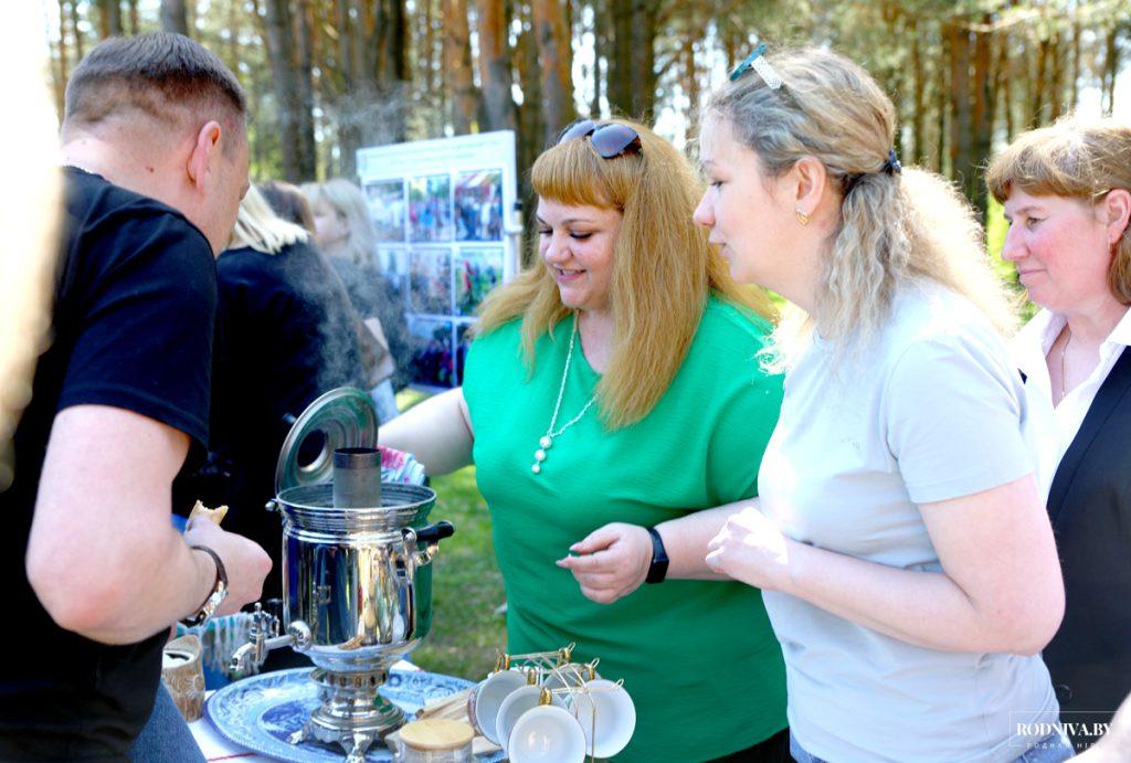 В городской роще в Климовичах проходит профсоюзная маёвка