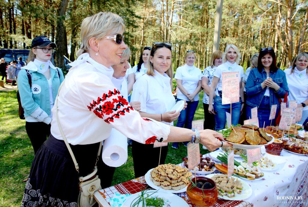 В городской роще в Климовичах проходит профсоюзная маёвка