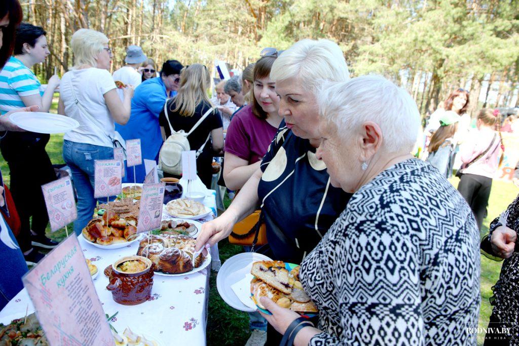 В городской роще в Климовичах проходит профсоюзная маёвка