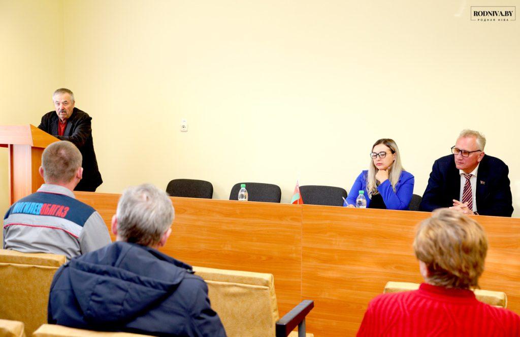 Представители органов местной власти, предприятий и организаций, служб района встретились с жителями агрогородка Милославичи