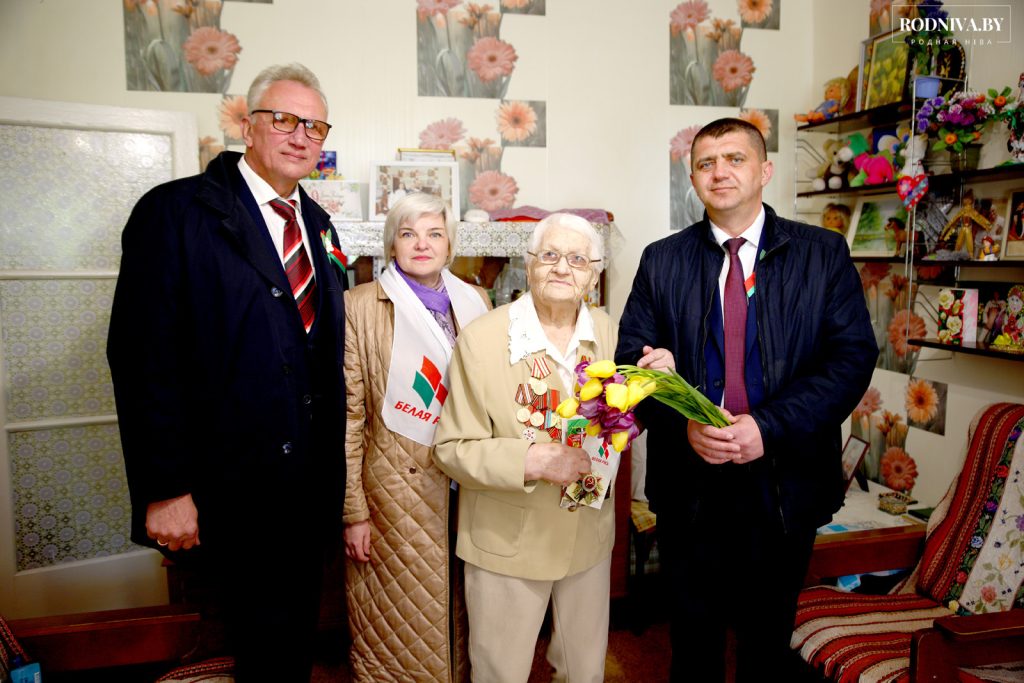 Труженицу тыла климовчанку Любовь Прудкову поздравили с Днем Великой Победы