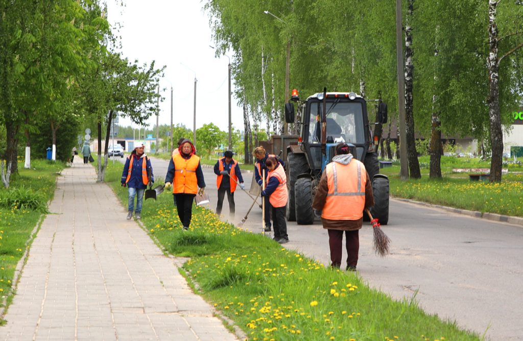 ФОТОФАКТ: Работники УКП «Коммунальник» в Климовичах приводят в порядок общественные территории