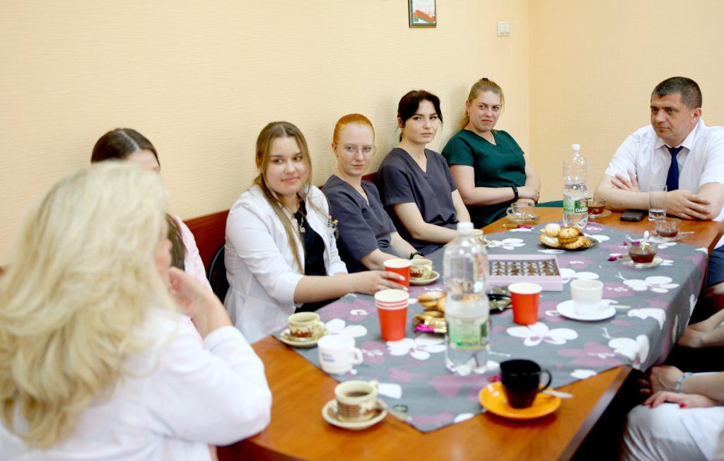 Председатель Климовичского райисполкома Дмитрий Хайновский встретился с молодыми специалистами-медиками