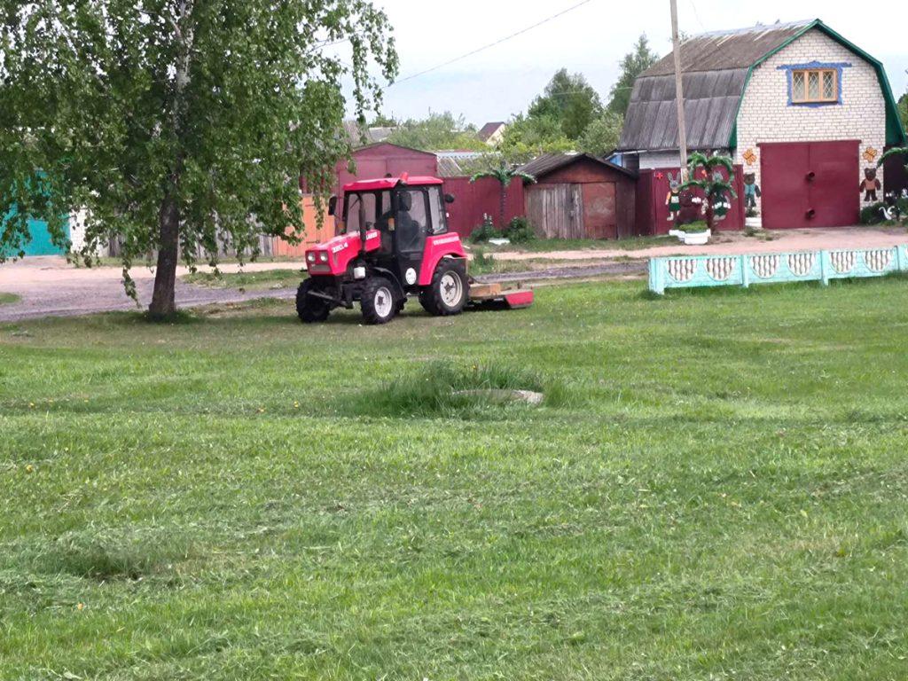 ФОТОФАКТ: Работники УКП «Коммунальник» в Климовичах приводят в порядок общественные территории