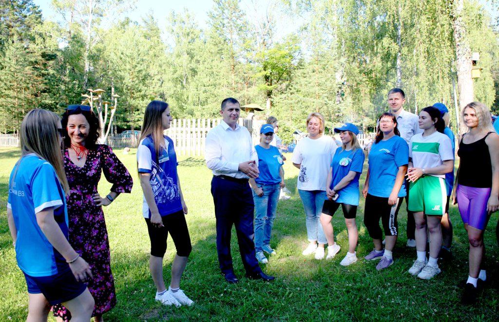 Председатель Климовичского райисполкома Дмитрий Хайновский встретился с участниками молодежного турслета