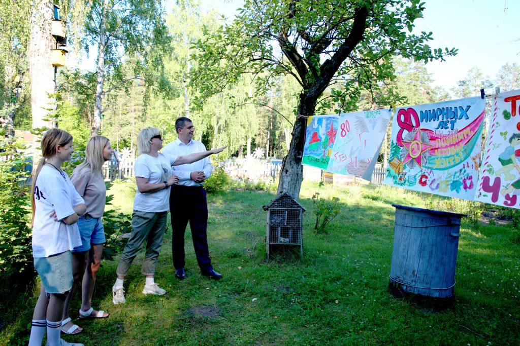 Председатель Климовичского райисполкома Дмитрий Хайновский встретился с участниками молодежного турслета