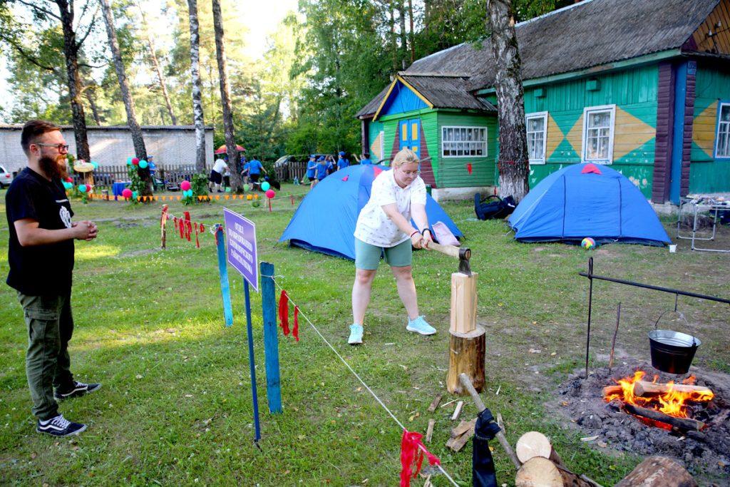 Председатель Климовичского райисполкома Дмитрий Хайновский встретился с участниками молодежного турслета