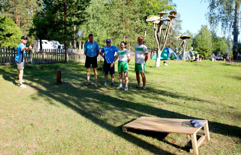 Председатель Климовичского райисполкома Дмитрий Хайновский встретился с участниками молодежного турслета