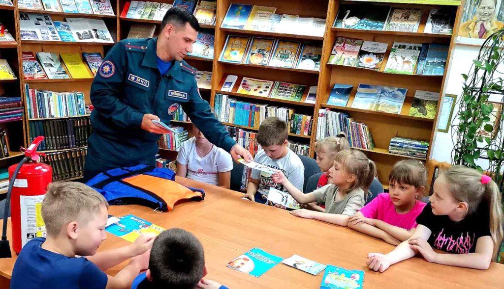 В Тимоновской библиотеке прошла встреча детей из пришкольного лагеря с инспектором РОЧС