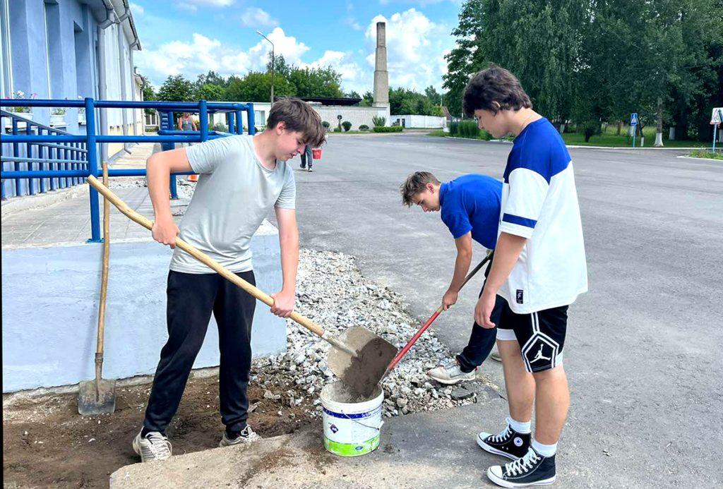 В средней школе № 1 г. Климовичи ребята трудятся и отдыхают