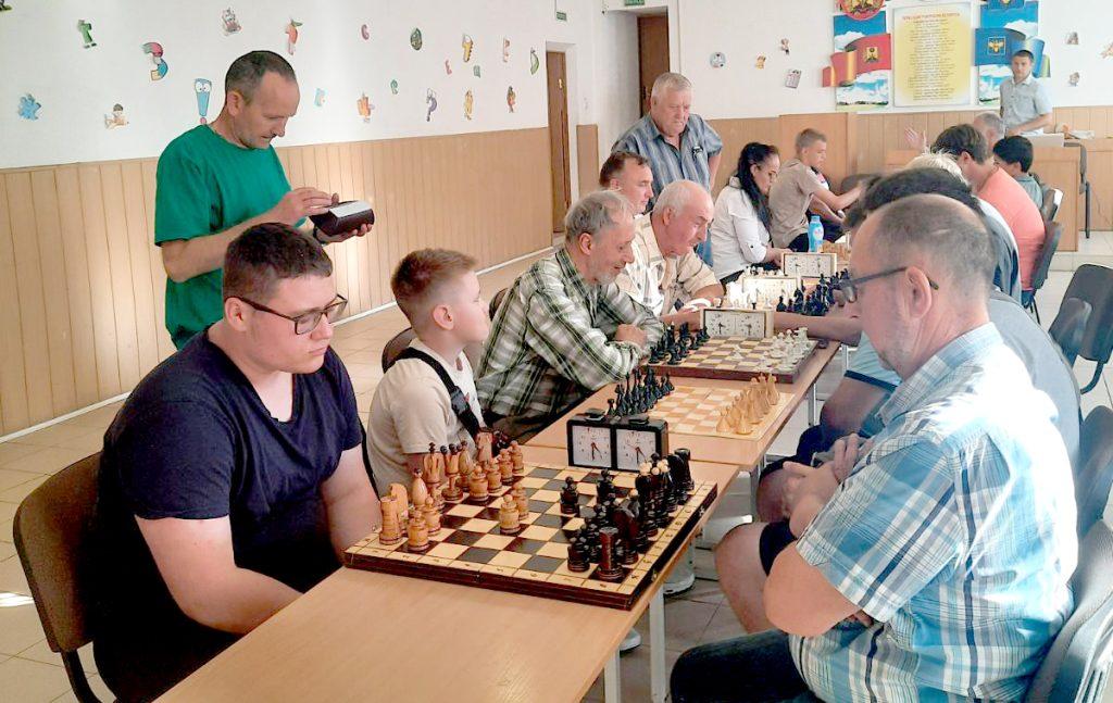В Климовичах проходит шахматный турнир, посвященный юбилею освобождения Беларуси от немецко-фашистских захватчиков