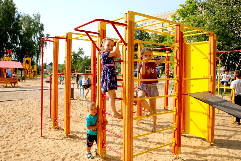 В Климовичах построили детскую игровую площадку