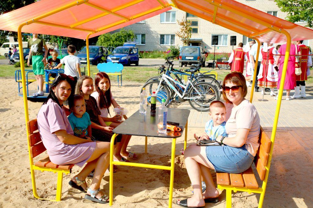 В Климовичах построили детскую игровую площадку