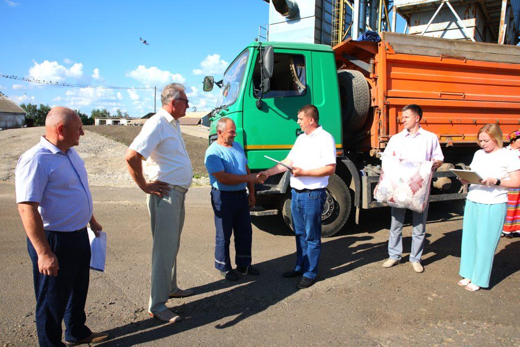 Председатель Климовичского райисполкома Дмитрий Хайновский поздравил первого тысячника жатвы Василия Романенко