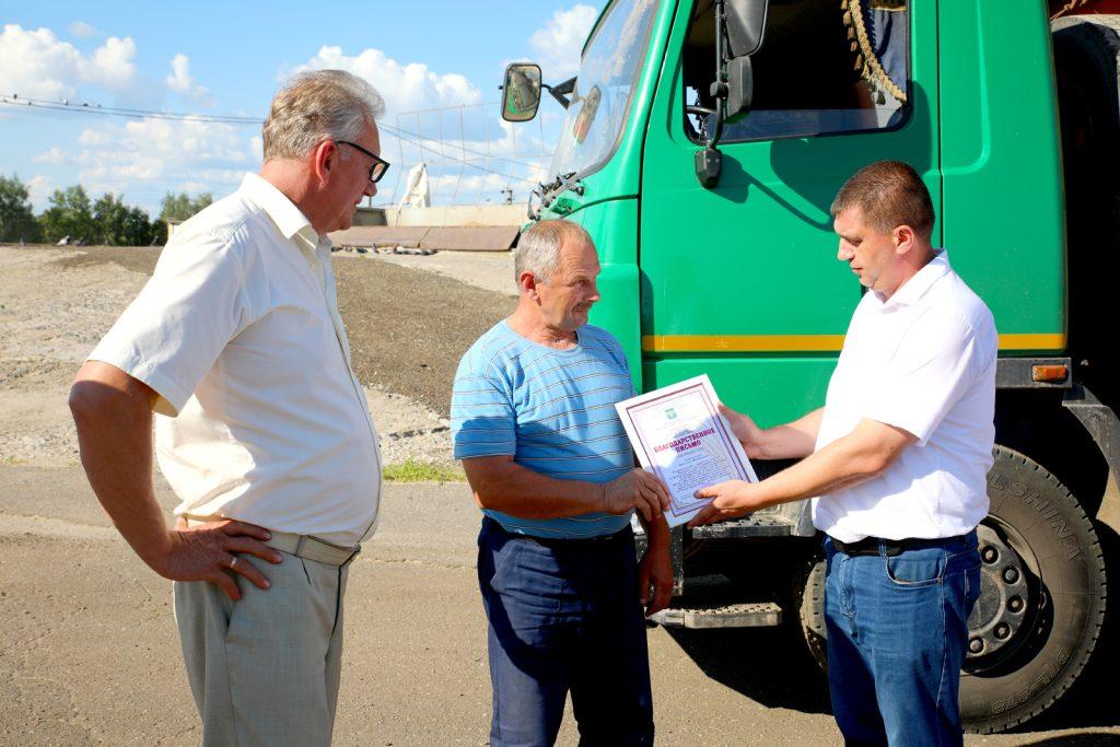 Председатель Климовичского райисполкома Дмитрий Хайновский поздравил первого тысячника жатвы Василия Романенко