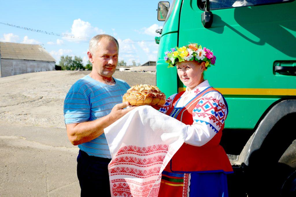 Председатель Климовичского райисполкома Дмитрий Хайновский поздравил первого тысячника жатвы Василия Романенко