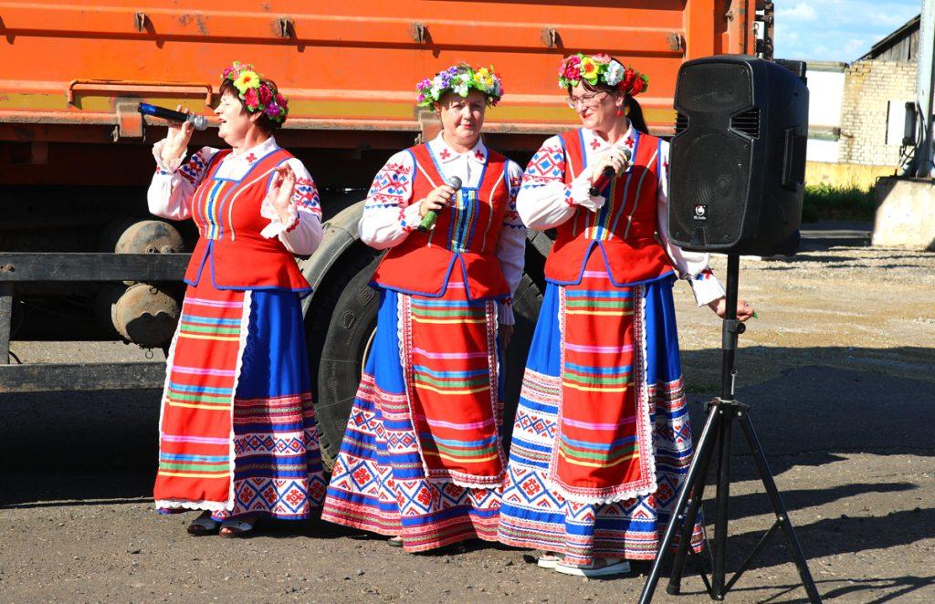 Председатель Климовичского райисполкома Дмитрий Хайновский поздравил первого тысячника жатвы Василия Романенко