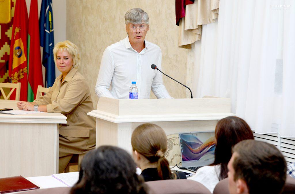 Председатель Климовичского райисполкома Дмитрий Хайновский встретился с молодыми специалистами