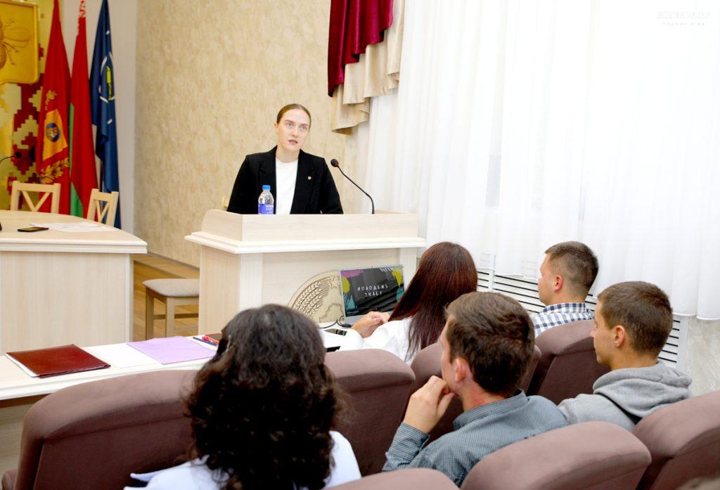 Председатель Климовичского райисполкома Дмитрий Хайновский встретился с молодыми специалистами