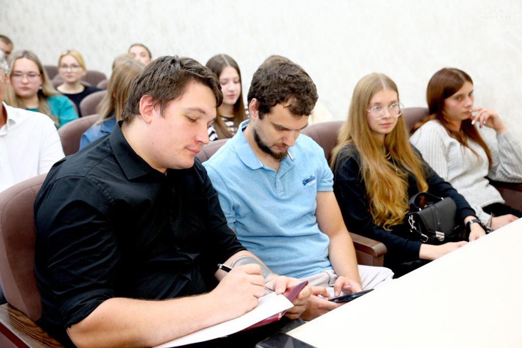 Председатель Климовичского райисполкома Дмитрий Хайновский встретился с молодыми специалистами