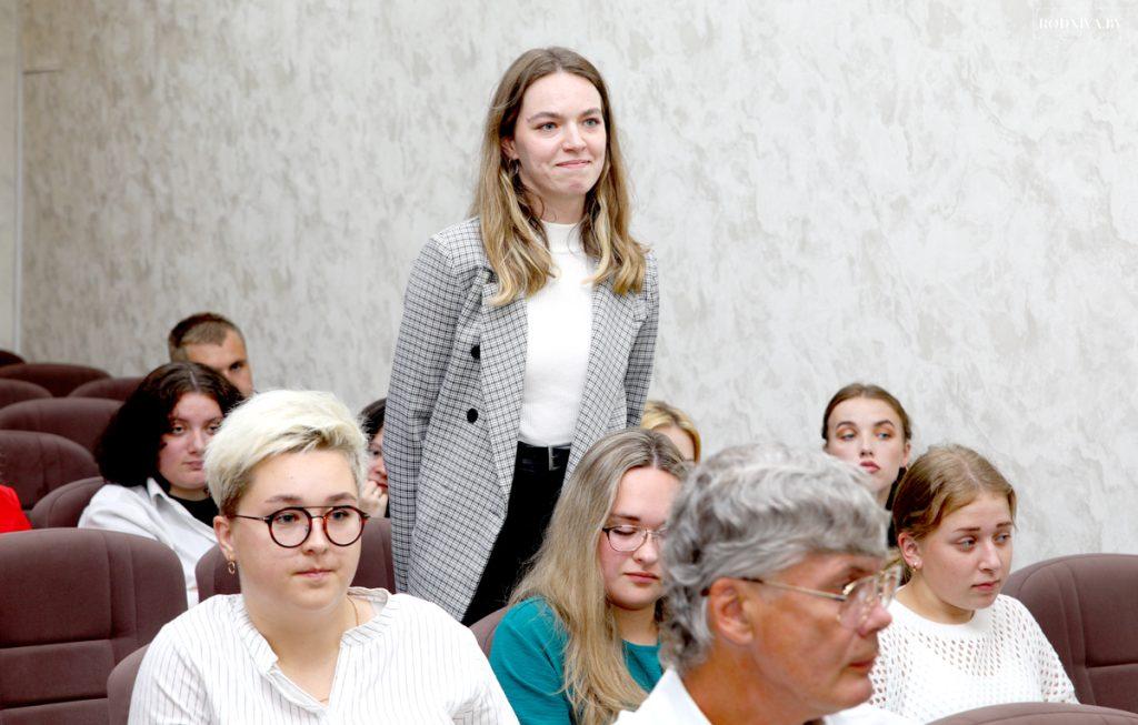 Председатель Климовичского райисполкома Дмитрий Хайновский встретился с молодыми специалистами