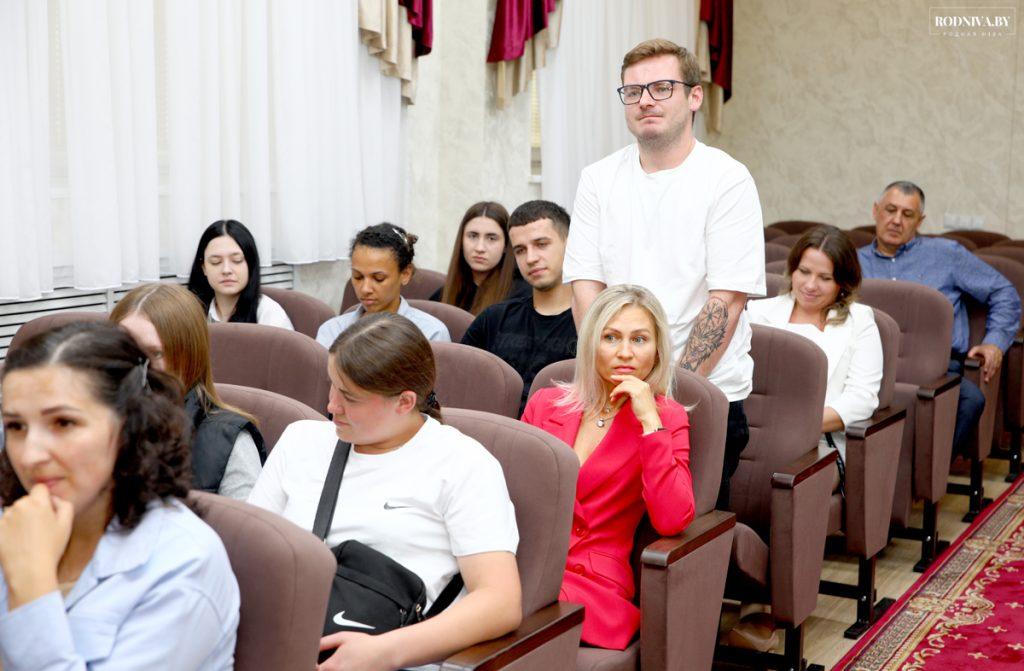 Председатель Климовичского райисполкома Дмитрий Хайновский встретился с молодыми специалистами