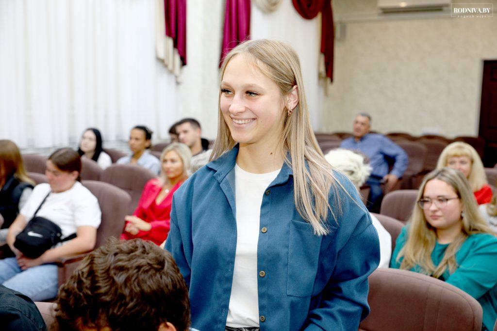 Председатель Климовичского райисполкома Дмитрий Хайновский встретился с молодыми специалистами