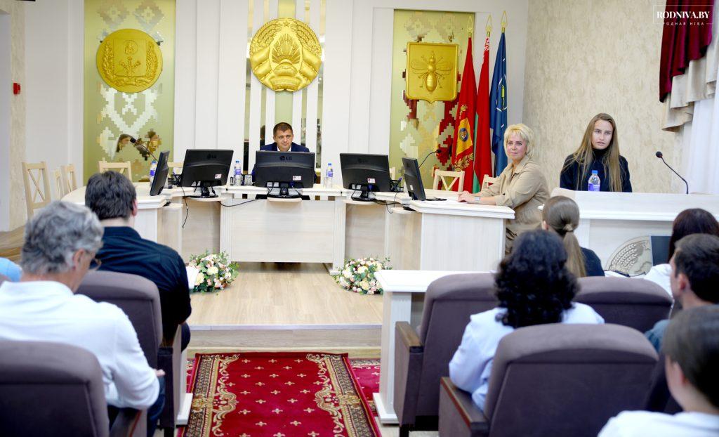 Председатель Климовичского райисполкома Дмитрий Хайновский встретился с молодыми специалистами