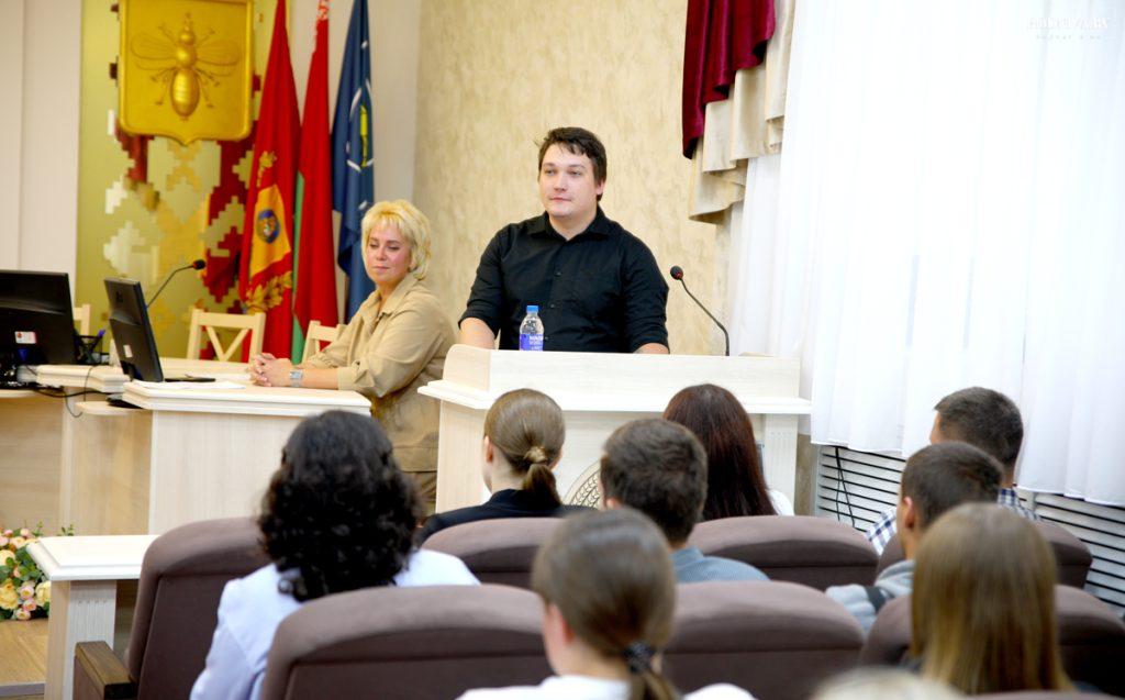 Председатель Климовичского райисполкома Дмитрий Хайновский встретился с молодыми специалистами