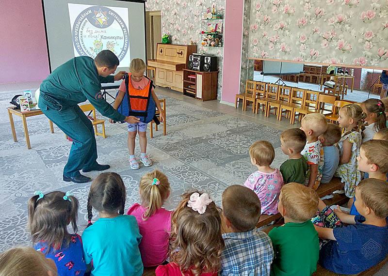 Климовичские спасатели напомнили детям о безопасном поведении