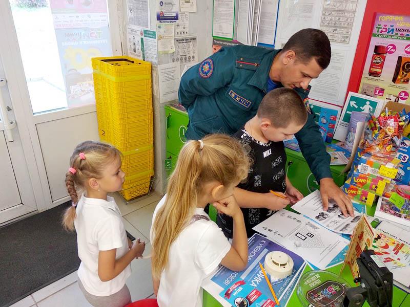 Все внимание детям от работников Климовичского РОЧС