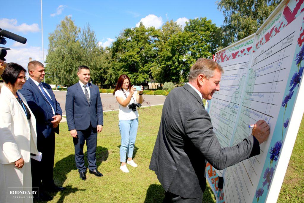 Министр образования Республики Беларусь Андрей Иванец посетил с рабочей поездкой Климовщину