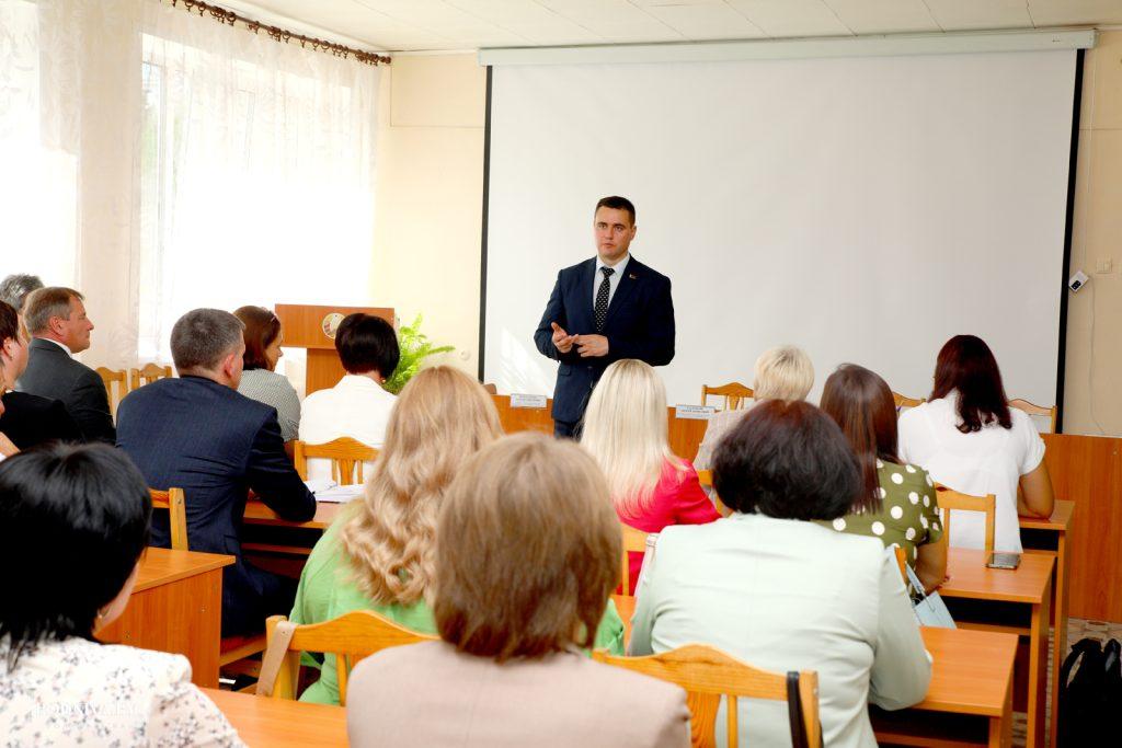 Министр образования Республики Беларусь Андрей Иванец посетил с рабочей поездкой Климовщину