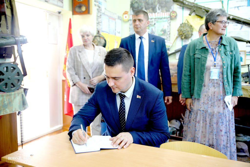 Министр образования Республики Беларусь Андрей Иванец посетил с рабочей поездкой Климовщину