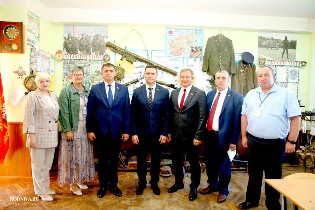 Министр образования Республики Беларусь Андрей Иванец посетил с рабочей поездкой Климовщину