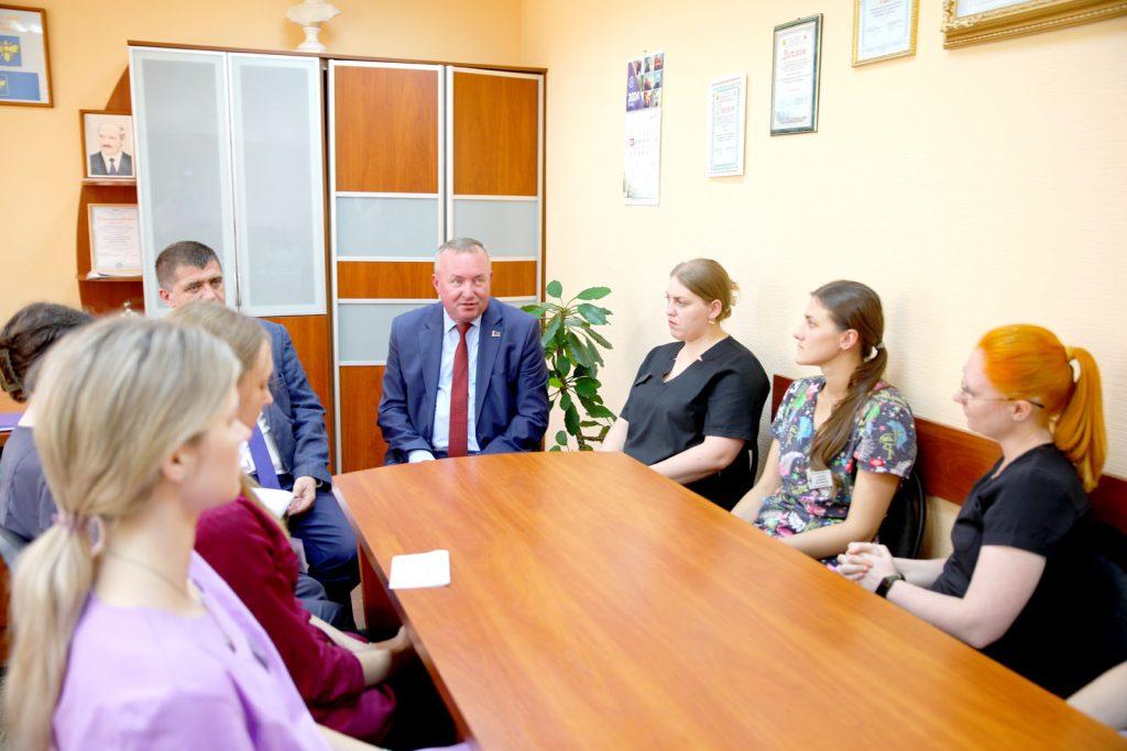 Помощник Президента — инспектор по Могилевской области Леонид Мартынюк посетил с рабочей поездкой Климовщину