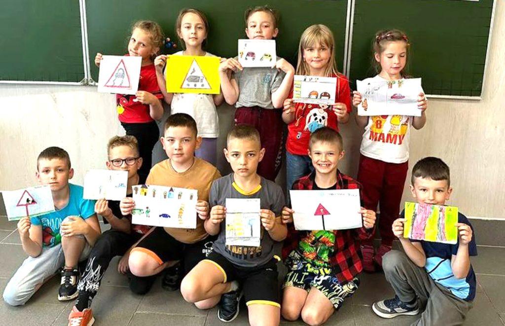 Кто помогал работникам средней школы № 3 подготовить учреждение к учебному году?