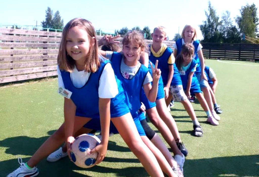 Кто помогал работникам средней школы № 3 подготовить учреждение к учебному году?