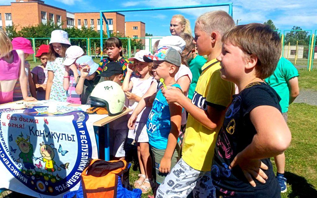 Кто помогал работникам средней школы № 3 подготовить учреждение к учебному году?