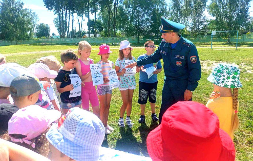 Кто помогал работникам средней школы № 3 подготовить учреждение к учебному году?