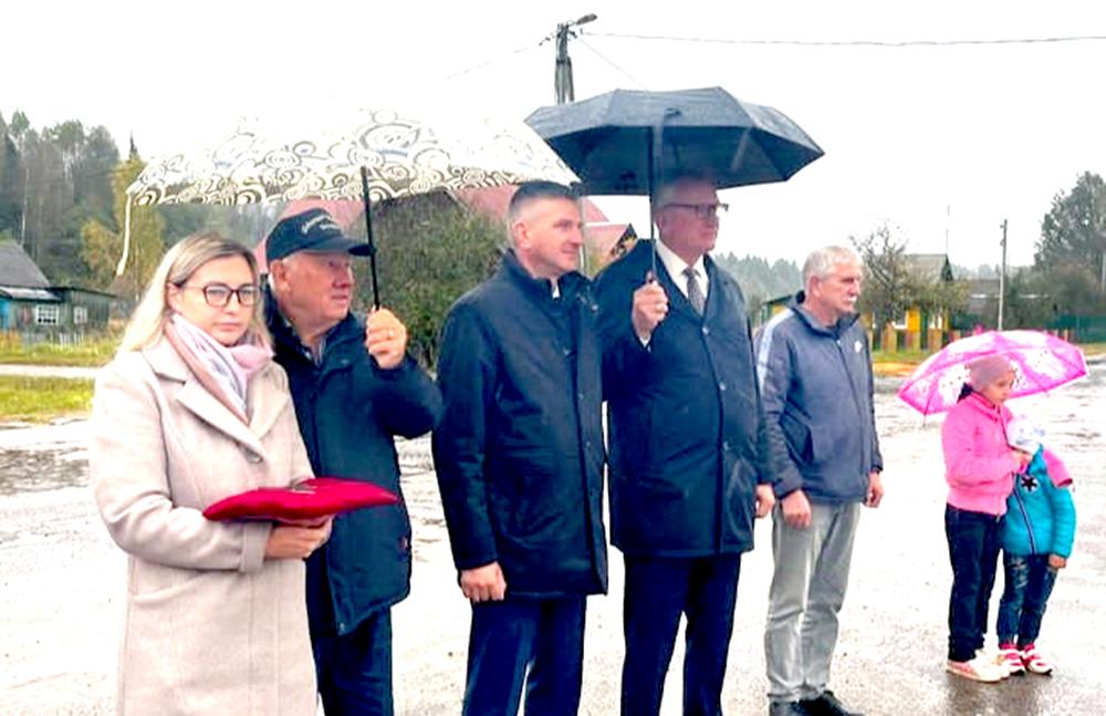 Дети агрогородка Макеевичи Климовичского района получили в подарок игровую площадку