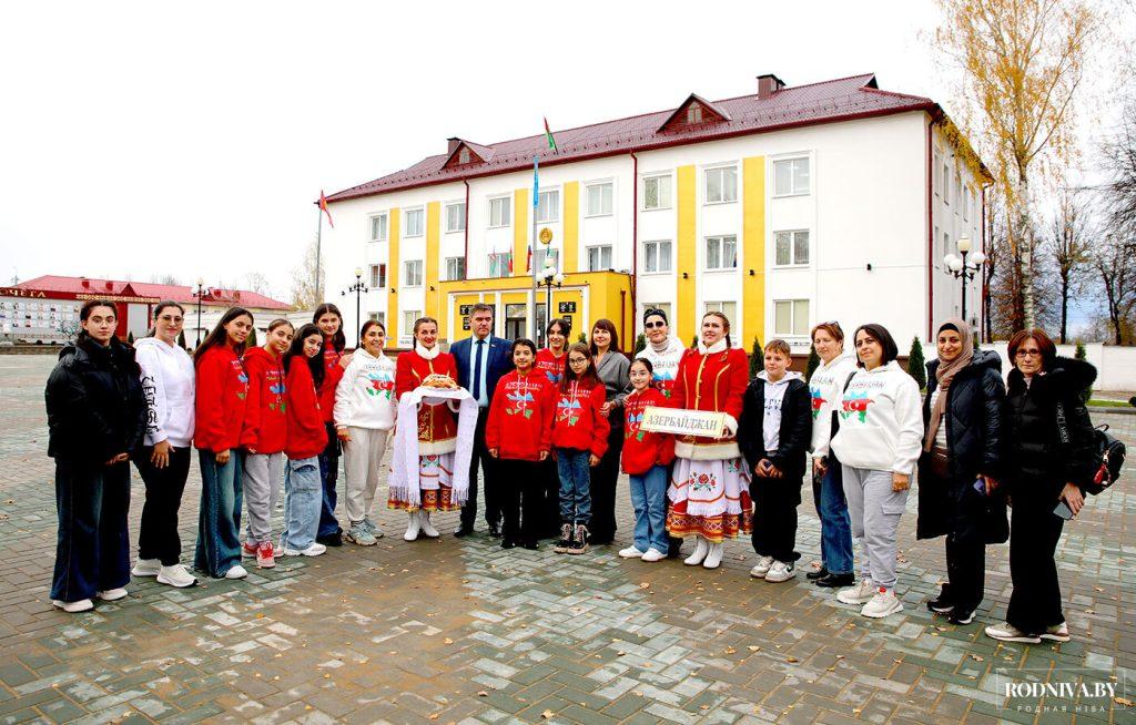 Гости из Азербайджана прибыли в Климовичи для участия в «Золотой пчелке»