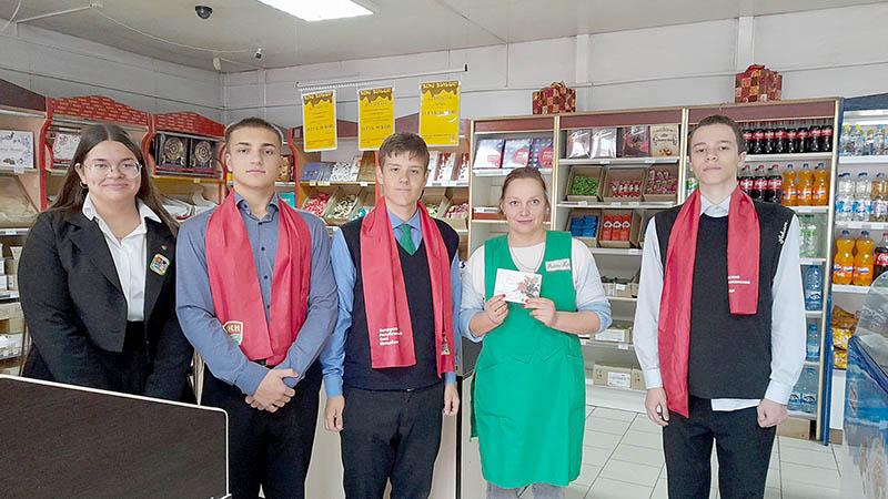 Улыбки климовичских мам ловили активисты БРСМ на улицах города